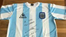 La camiseta autografiada por Diego Maradona se vende a $ 15 millones en las plataformas de comercio online. La camiseta autografiada por Diego Maradona se vende a $ 15 millones en las plataformas de comercio online.