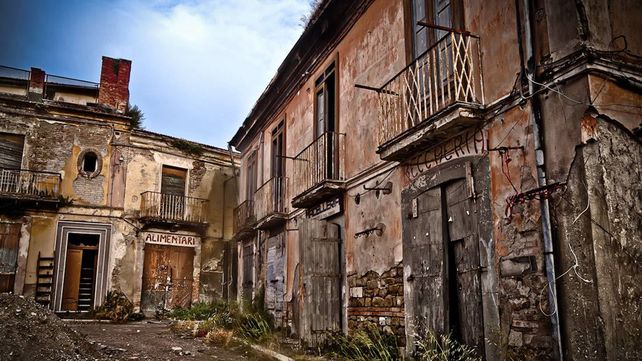 Imágenes de un pueblo fantasma de Italia abandonado tras un terremoto hace 35 años