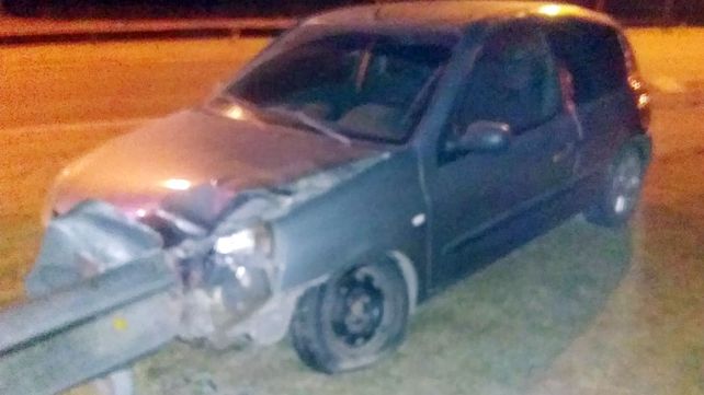 Un auto reventó cubierta en el Acceso Norte de Paraná y terminó contra un guardarrail.&nbsp;