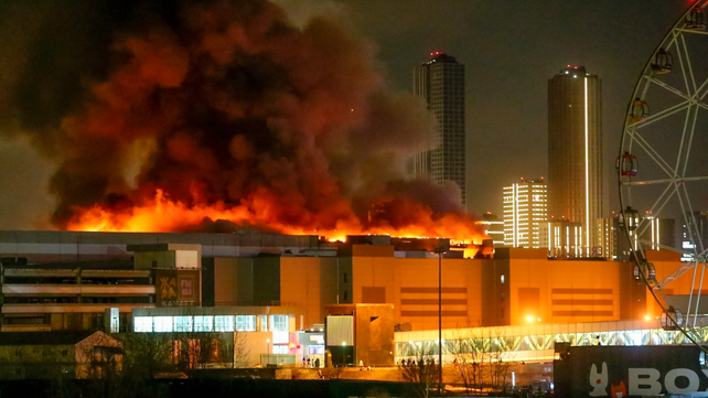 Los atacantes iniciaron un incendio tras el ataque a tiros dentro del Crocus City Hall.