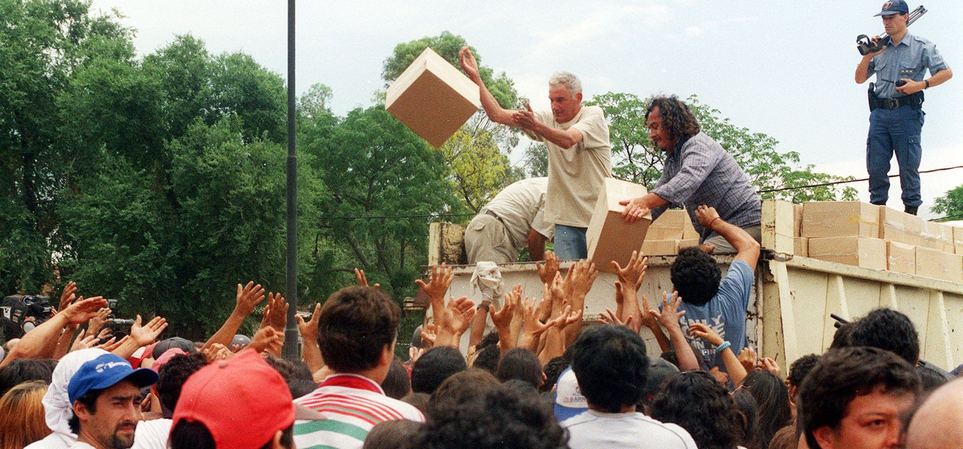 20/12/2001. Entrega de alimentos caótica  en 27 de febrero y Castellanos.
