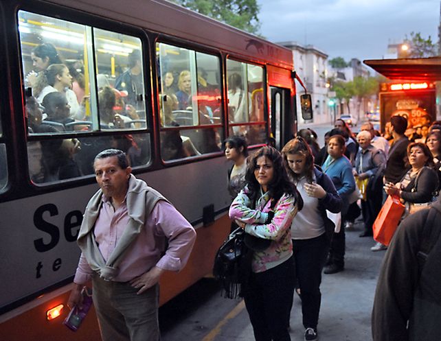 Gran hermano a bordo. La puesta en marcha de la licitación surgió como respuesta a los reiterados hechos de violencia en el interior de los coches. (Marcelo Bustamante / La Capital)