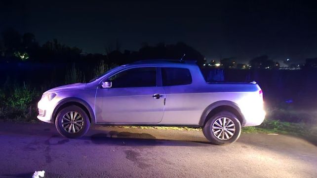 La camioneta Volkswagen Saveiro robada tras el crimen en Pérez. El vehículo fue hallado esta madrugada en la zona sur de Rosario.