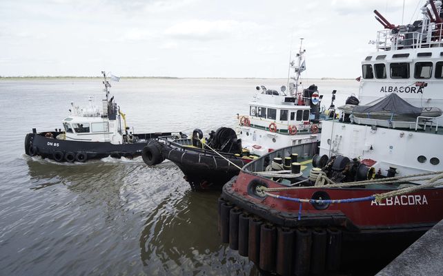 Barcazas haciendo maniobras en el espigón de la Estacion Fluvial.