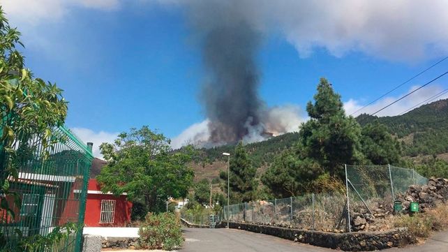 Volcán: evacuaron más de 2.000 personas en isla de La Palma