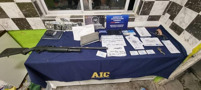 En los allanamientos se encontraron armas e incluso notas amenazantes firmadas por 