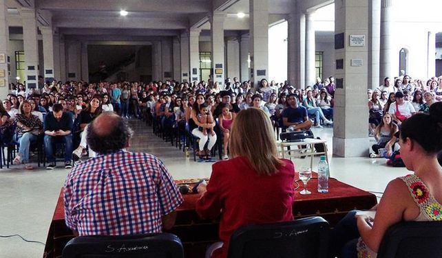 Por año, ingresan unos 8.600 jóvenes primera generación de universitarios