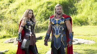 Natalie Portman se convierte en Poderosa Thor y hace equipo con Chris Hemsworth.&nbsp; 