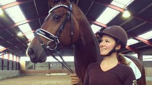 Quién es la millonaria más joven del mundo que cuida su fortuna andando a caballo