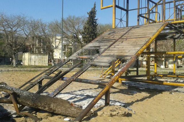 Una niña cayó de los juegos de una plaza en Bº Centenario y está grave