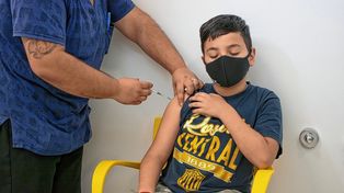 La Sociedad de Pediatría advierte la importancia de la vacunación en los chicos y aprobó el refuerzo con Moderna o Pfizer