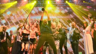 Como Messi. Pedro “Peter” Alfonso muestra el Carlos de Oro con su elenco tras once temporadas en Carlos Paz.