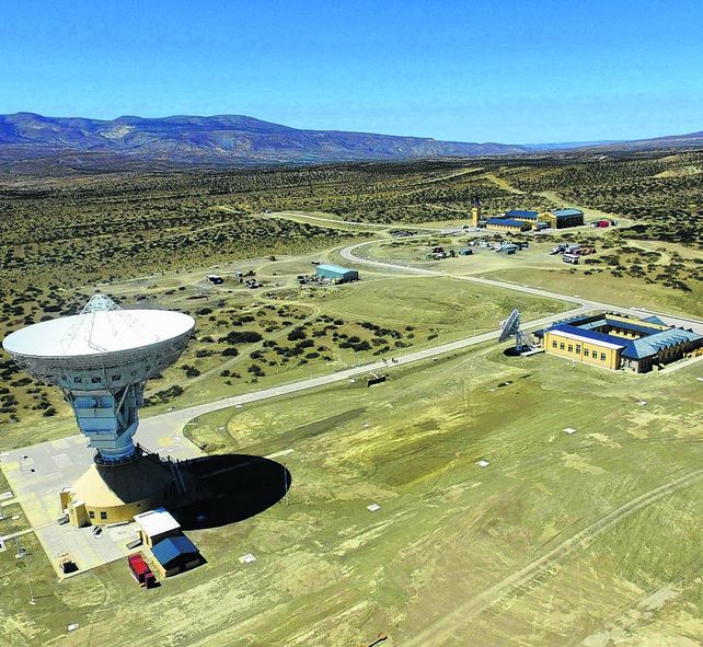Imponente. La antena parabólica de 35 metros de diámetro domina el complejo levantado en Quintuco.