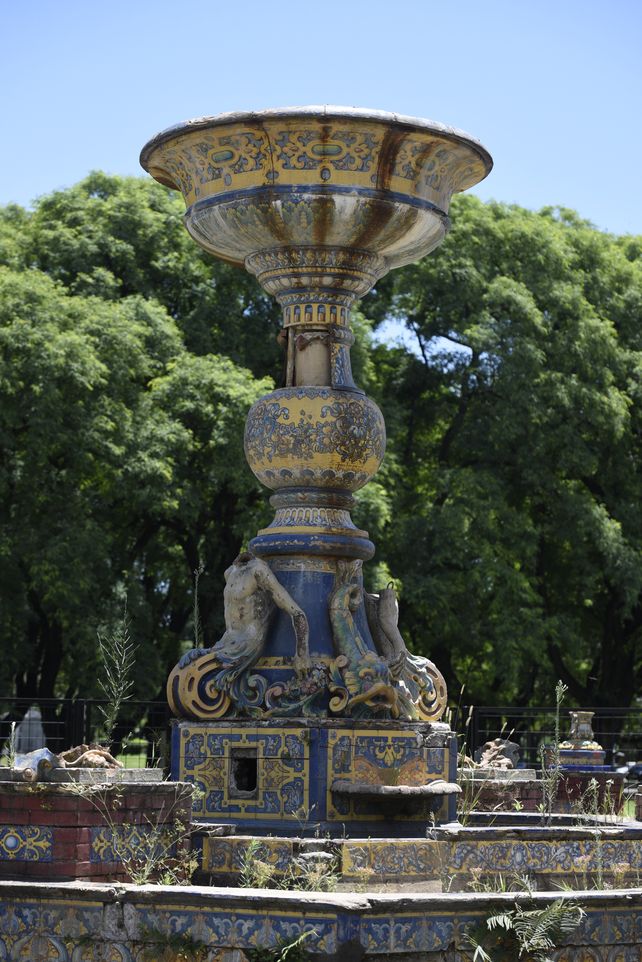 Previa a la refacción. La fuente contiene unos 8 mil cerámicos.
