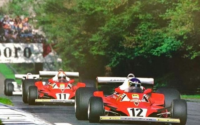 Lole circula en Monza delante de Niki Lauda
