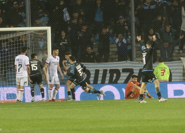 Hoyos sufre el gol de la victoria de Racing en el final.