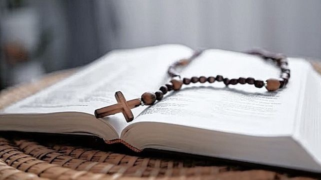 Las instrucciones. De la Congregación para la Doctrina de la Fe sobre la conservación de las cenizas en caso de cremación indica que deben mantenerse en un lugar sagrado.