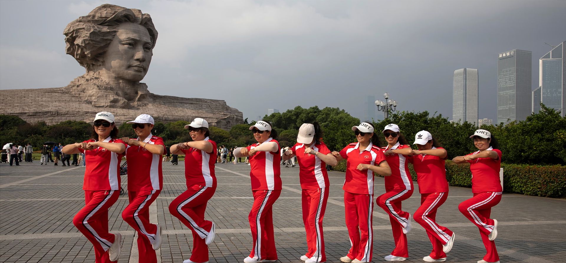 Varias mujeres posan para una foto junto a un monumento a un joven Mao Zedong en la provincia de Hunan, con motivo del 50º aniversario de la muerte del líder comunista chino, Changsha, China. Fotografía: Andrés Martínez Casares/EPA Varias mujeres posan para una foto junto a un monumento a un joven Mao Zedong en la provincia de Hunan, con motivo del 50º aniversario de la muerte del líder comunista chino, Changsha, China. Fotografía: Andrés Martínez Casares/EPA