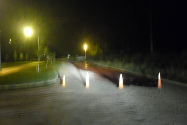 Un camión derramó una gran cantidad de sangre bovina en el ingreso a Recreo