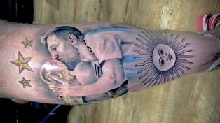 El primer tatuaje de Leo en la pierna de un fanatico rosarino. La demanda explotó.