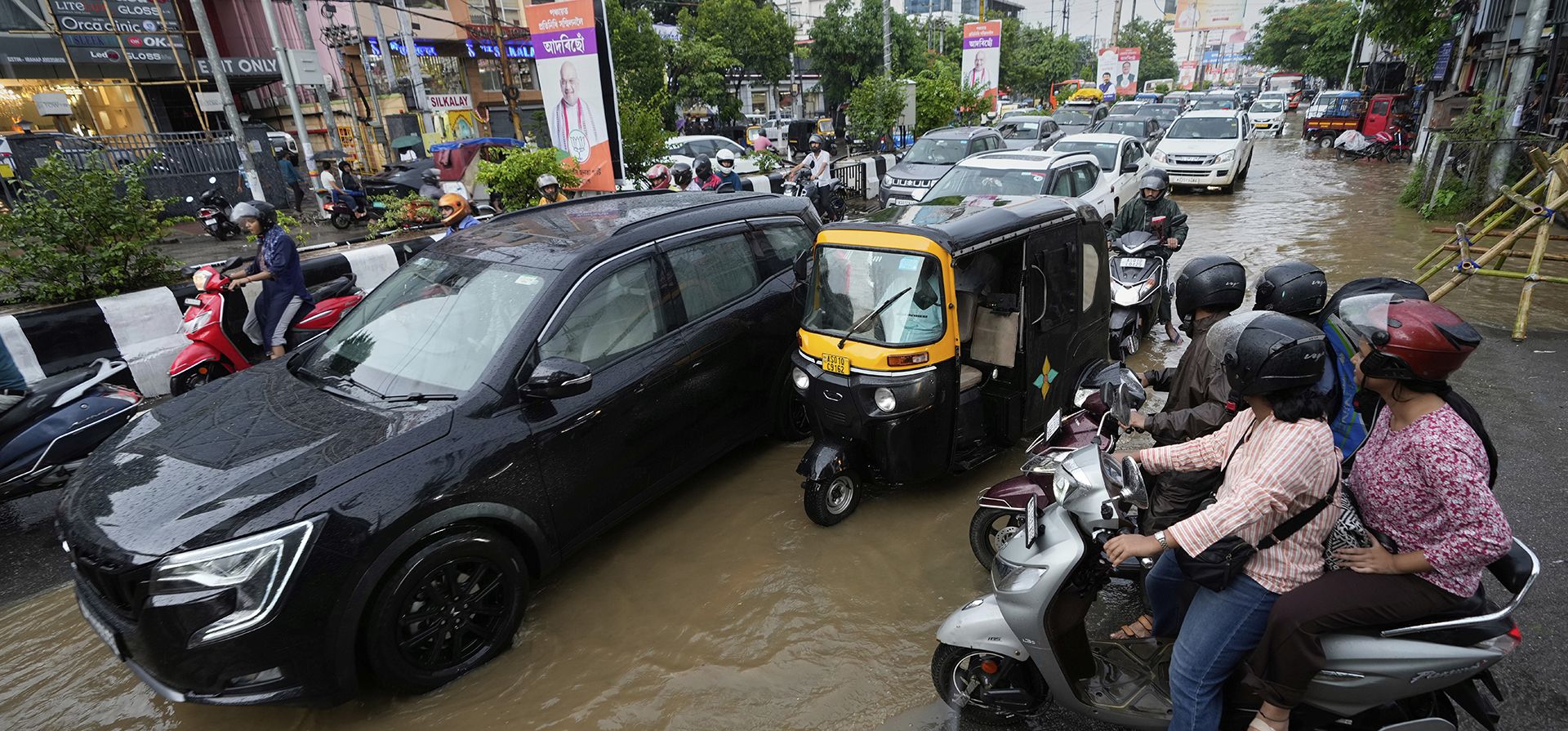 Vehículos intentan atravezar una calle inundada tras las fuertes lluvias monzónicas en Guwahati, India, el jueves 28 de agosto de 2025. (Foto AP/Anupam Nath) Vehículos intentan atravezar una calle inundada tras las fuertes lluvias monzónicas en Guwahati, India, el jueves 28 de agosto de 2025. (Foto AP/Anupam Nath)