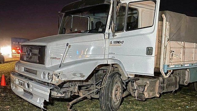 Violento choque entre un camión y auto deja una mujer grave