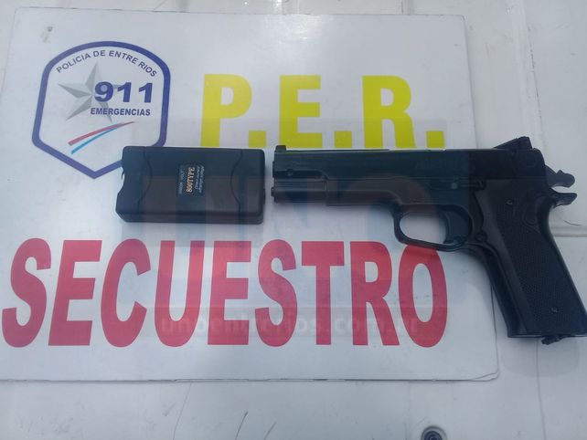 Para atemorizar a las víctimas. Tenían una picana y una réplica que era casi real a un arma de fuego.