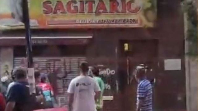 En la tarde del viernes varios delivery se convocaron frente al negocio del que sería dueño el conductor del vehículo.
