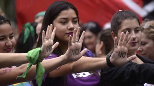 Existen distintos tipos y modalidades de violencia de género que pueden producirse tanto en la vida pública como privada o íntima de las personas.