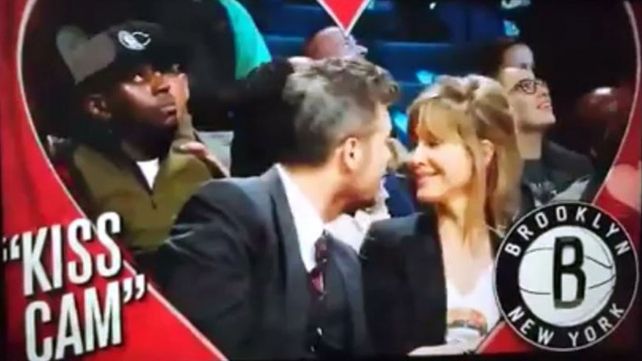 Marcelo Tinelli enfocado por la kiss cam y besó con todo a Guillermina Valdés