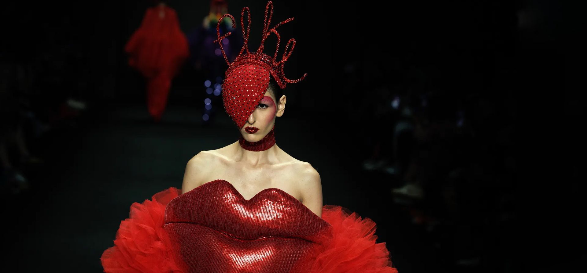 São Paulo, Brasil. Una modelo luce una creación de la colección Walério Araújo durante la semana de la moda de São Paulo. Fotografía: Isaac Fontana/EPA São Paulo, Brasil. Una modelo luce una creación de la colección Walério Araújo durante la semana de la moda de São Paulo. Fotografía: Isaac Fontana/EPA