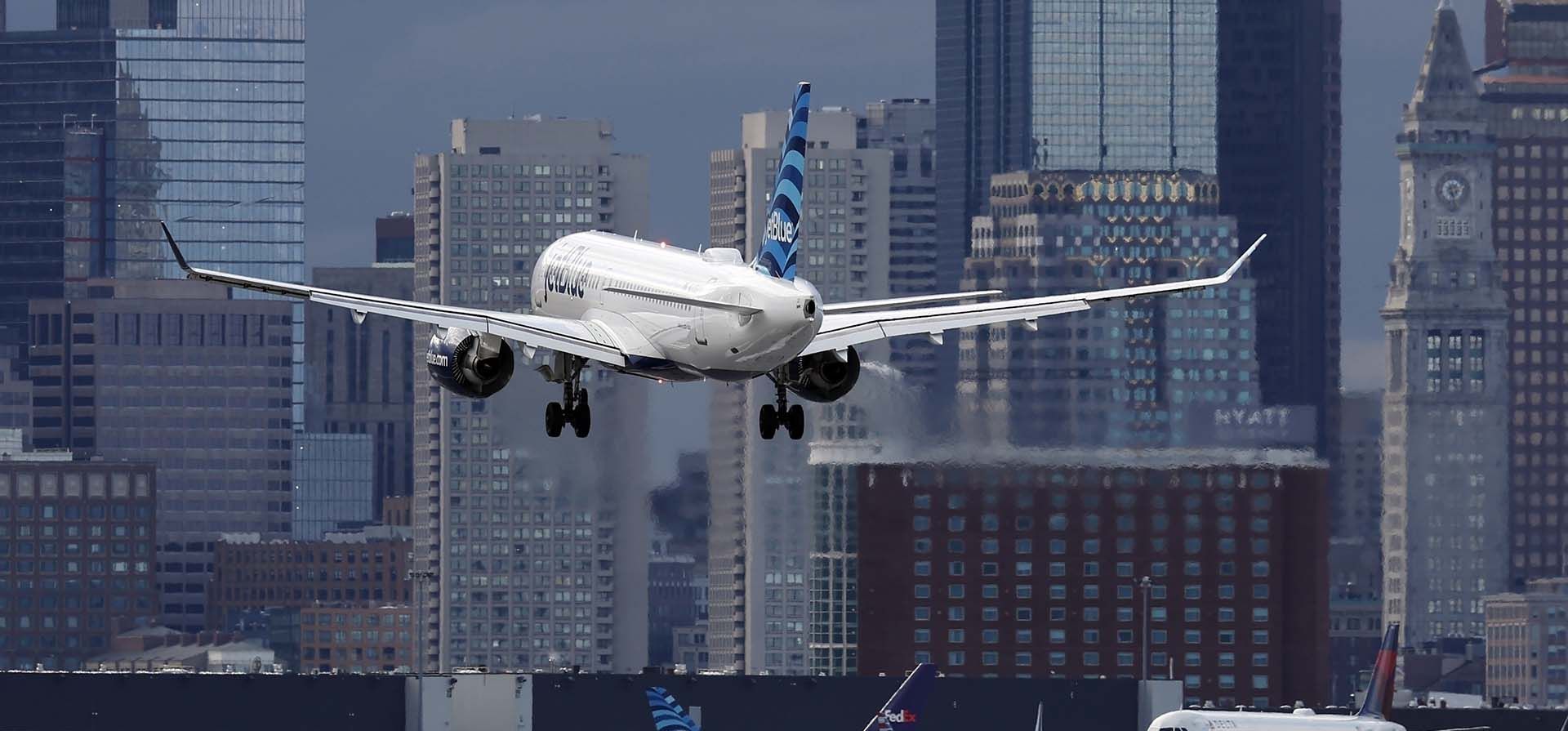 Un avión de JetBlue aterriza en el Aeropuerto Internacional Logan de Boston el 26 de enero del 2023. (AP foto/Michael Dwyer) Un avión de JetBlue aterriza en el Aeropuerto Internacional Logan de Boston el 26 de enero del 2023. (AP foto/Michael Dwyer)