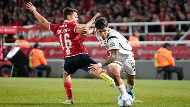 Walter Núñez encara y pasa. Había empezado bien el partido con Independiente pero se lesionó y no estará en el once de Newells ante Boca.