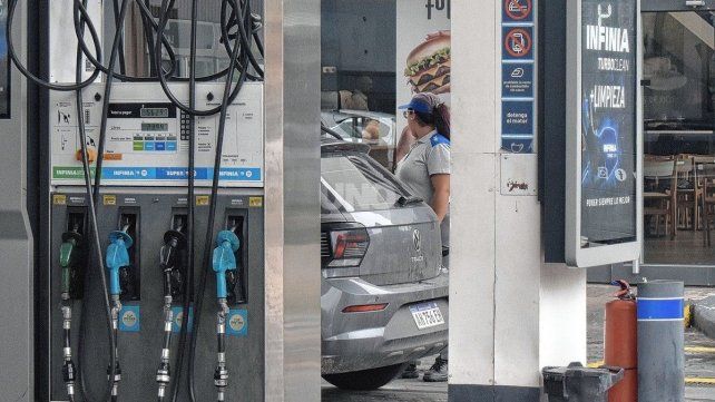 YPF volvió a aumentar los combustibles en Santa Fe: cuánto cuesta llenar el tanque este viernes
