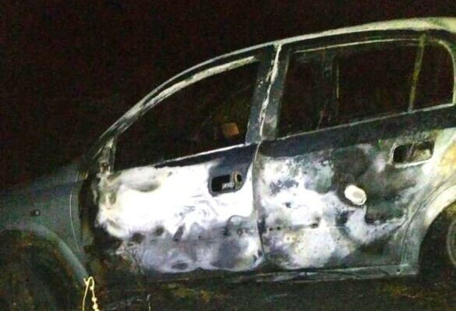 De temer. Las robaron un auto para escapar y después lo quemaron.