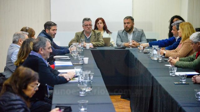 El Gobierno convocó para este jueves a docentes por un lado y a los estatales por el otro para reiniciar las negociaciones paritarias para el segundo semestre