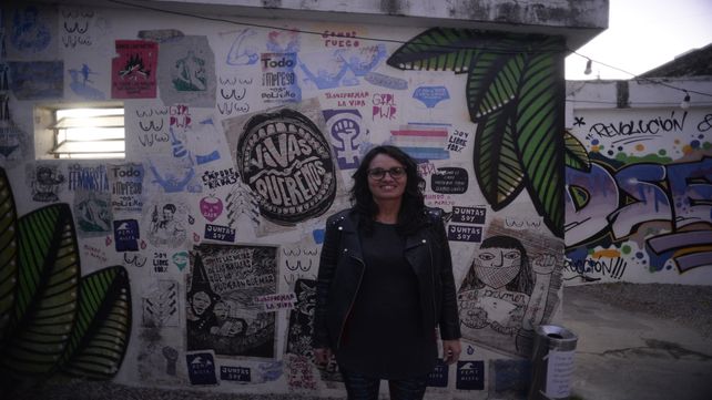 La escritora presenta un libro para mujeres futbolistas.