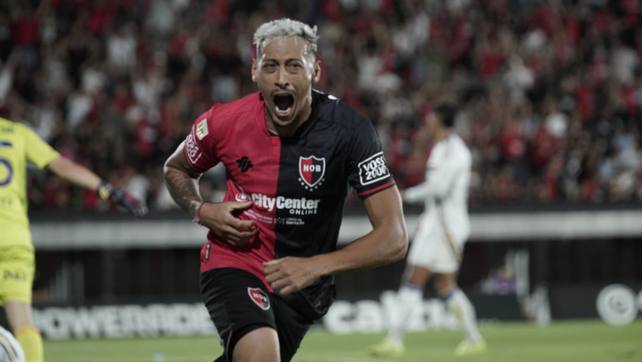 Luciano Herrera grita con todo su gol frente a Boca. Newells gana por 1 a 0.