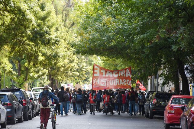 Los alumnos de las escuelas Nigelia Soria y de Danzas marchan por calle Moreno hacia el centro