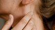 Tiroides. Los síntomas más visibles están relacionados con bultos en el cuello, dificultad para tragar, cambios en la voz y, en algunos casos, dolor