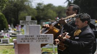 México celebra el Día de los Muertos fiel a sus raíces