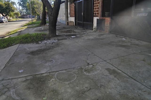 Un balazo mortal en la puerta de su casa del barrio Ludueña, donde el narcomenudeo no da tregua