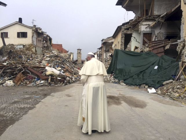 El Papa Francisco llegó de sorpresa a Amatrice y hubo un sismo