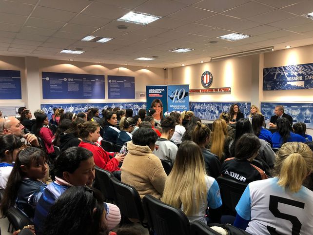 Salón colmado. Las representantes de todos los clubes se dieron cita al anuncio que dieron la vicegobernadora Alejandra Rodenas y Mario Giammaría.  