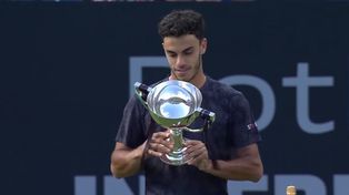 Francisco Cerúndolo observa el trofeo de Eastbourne que acaba de ganar. Después de 28 años, un argentino volvió a obtener un torneo sobre césped.