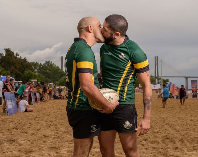 Ante el silencio de la Fifa y jugadores, salen figuritas a combatir la homofobia mundialista