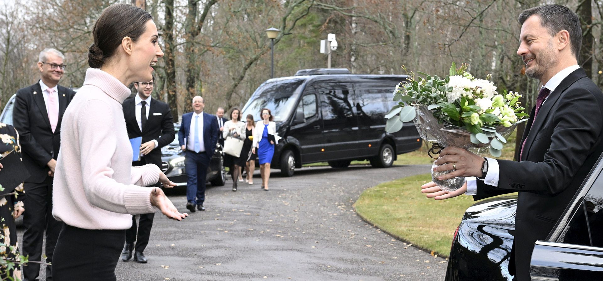 La primera ministra de Finlandia, Sanna Marin, recibe al primer ministro de Eslovaquia, Eduard Heger, en la residencia oficial del primer ministro en Helsinki, Finlandia, el jueves 10 de noviembre de 2022.