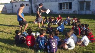Barranquitas mejora su canchita para integrar a los niños del barrio