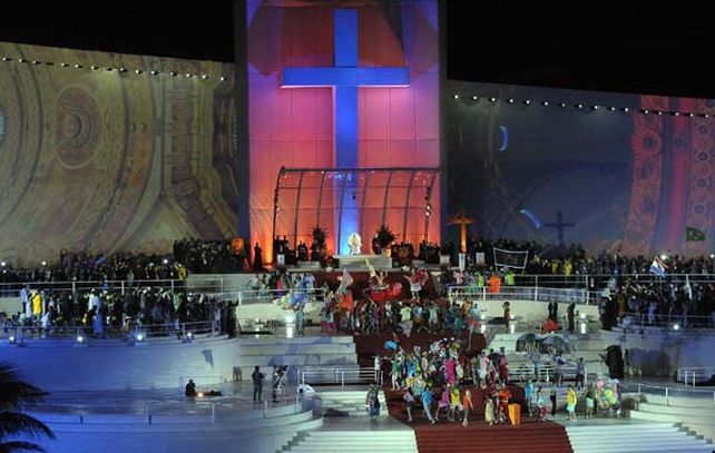 El Papa encabezó el Vía Crucis en Copacabana.