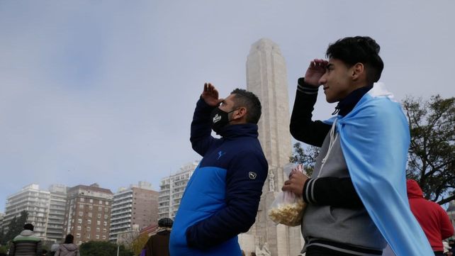 Los rosarinos que se acercaron al Monumento hicieron el esfuerzo por divisar los aviones. Se escucharon pero no se vieron.
